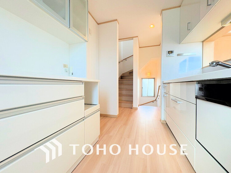 キッチン シンプルな部屋の雰囲気に溶け合うナチュラルキッチン