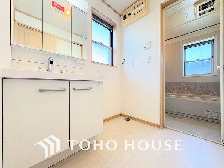 洗面 清潔感のある洗面室で朝の身支度を