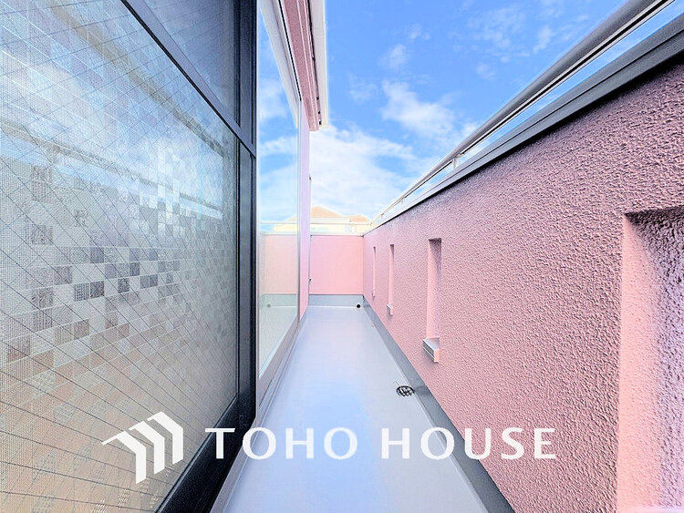 バルコニー 日当たりの良いバルコニーで晴れの日の洗濯物も楽しみになりますね