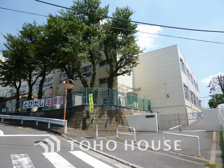 周辺 横浜市立田奈小学校　距離140ｍ