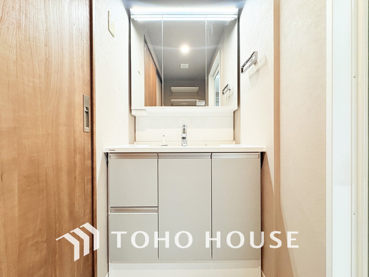 洗面 新規設置の洗面化粧台。収納豊富で使い勝手の良い3面鏡です