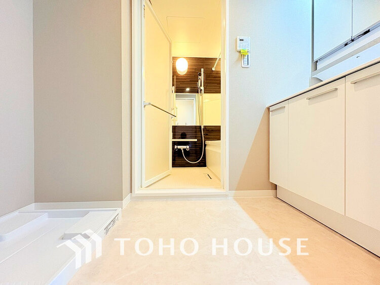 洗面 白を基調とした清潔感のある洗面室で朝の身支度を