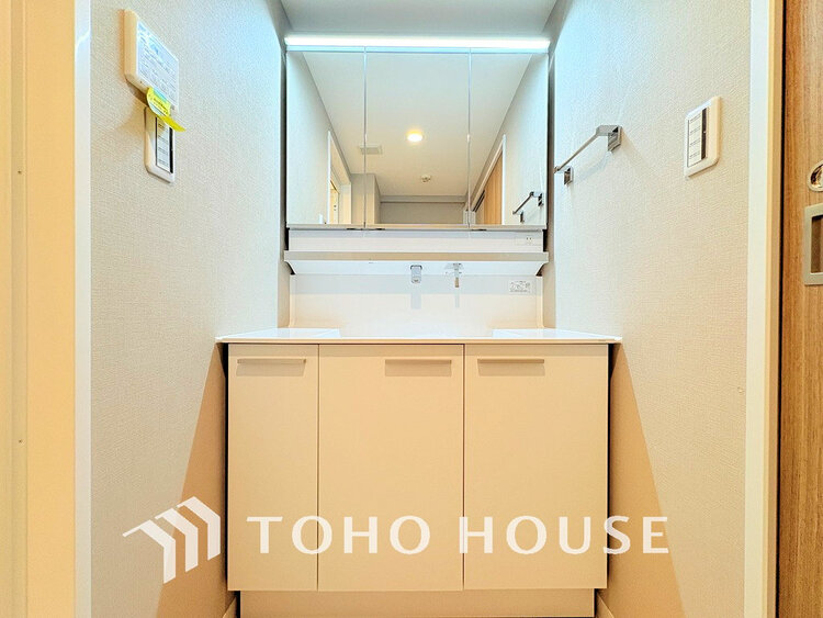 洗面 落ち着きのある色合いでまとめられた洗面室