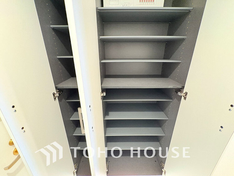 玄関 天井まである玄関収納はご家族分の履物も余裕で収納可能