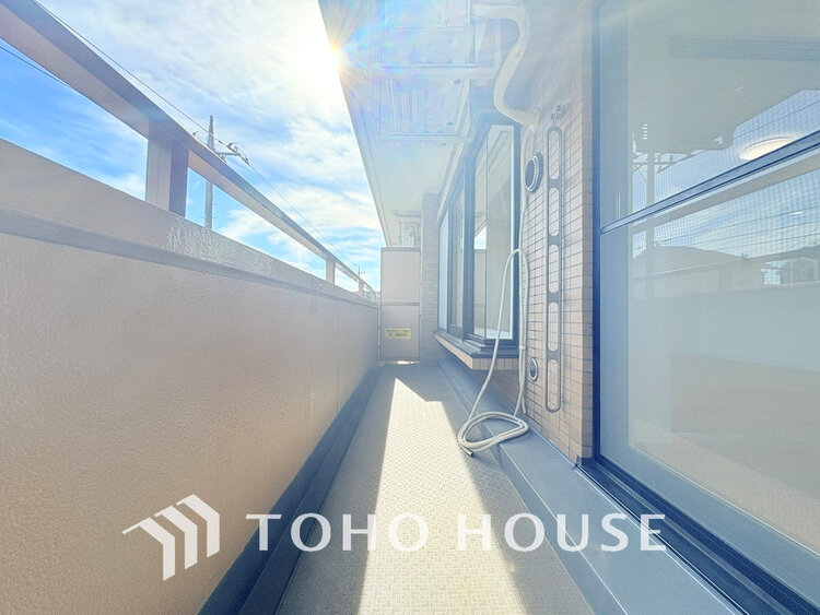 バルコニー 日当たりの良いバルコニーで晴れの日の洗濯物も楽しみになりますね