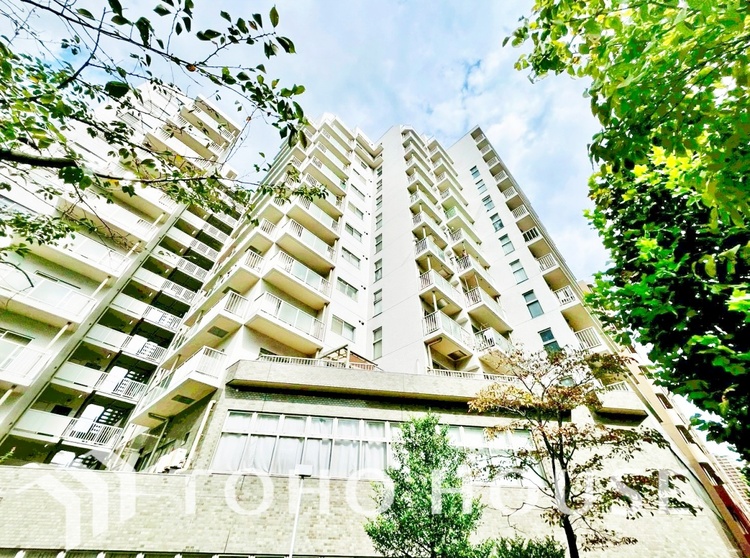 外観 西早稲田駅徒歩圏、明治通りから少し入った落ち着きの立地。都心にありながら静かな暮らしを叶えます。