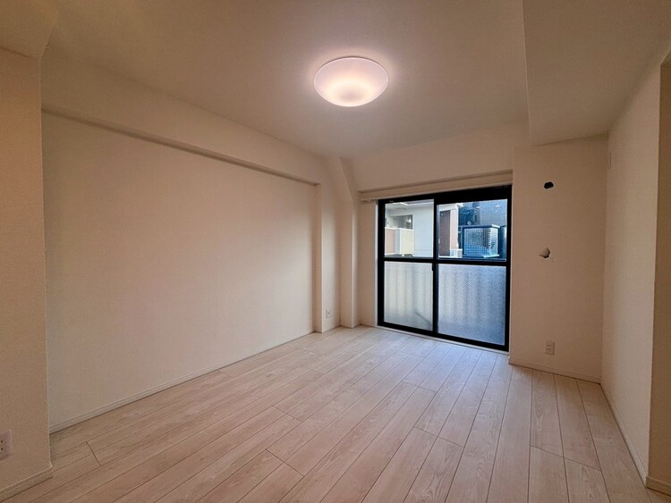 居間 落ち着いた雰囲気に包まれて、伸びやかな空間。