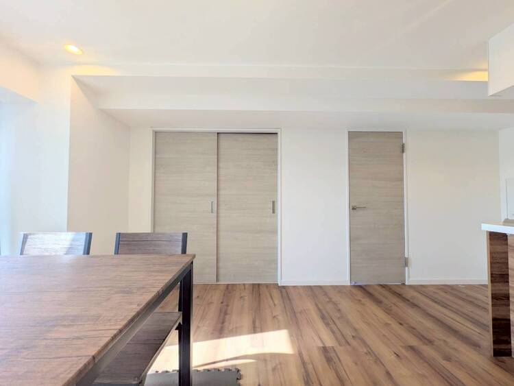 居間 落ち着いた雰囲気に包まれて、伸びやかな空間。