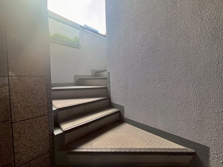 設備 共用部の階段です。明るく清潔に管理されています。