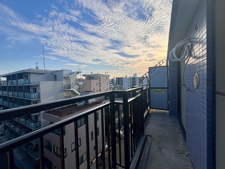 バルコニー 朝の澄んだ空気や、夕方に吹く清々しい風を感じられるバルコニー。
