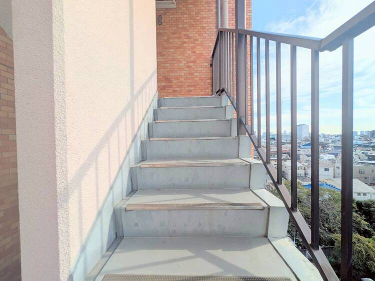 設備 共用部の階段です。明るく清潔に管理されています。