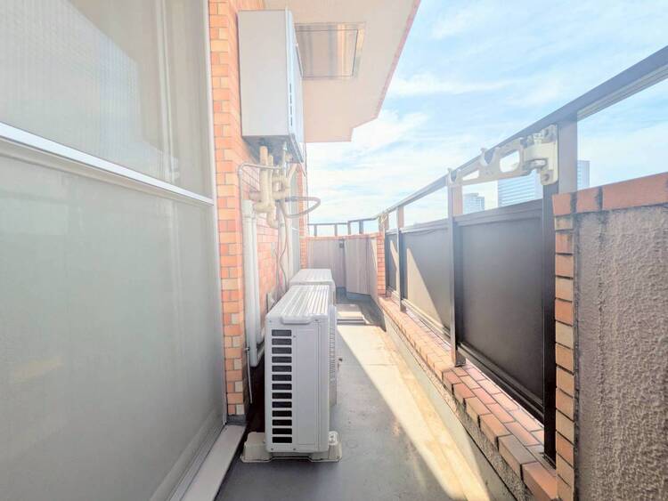 バルコニー 朝の澄んだ空気や、夕方に吹く清々しい風を感じられるバルコニー。