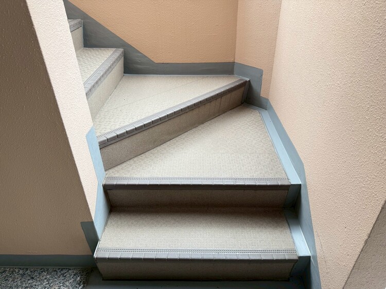 その他 共用部の階段です。明るく清潔に管理されています。