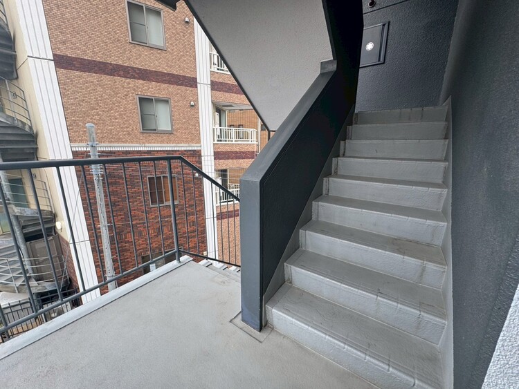 その他 共用部の階段です。明るく清潔に管理されています。