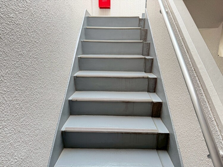 その他 共用部の階段です。明るく清潔に管理されています。