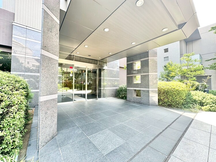 エントランス 綺麗に整備されており、行き届いた管理体制をうかがわせます。