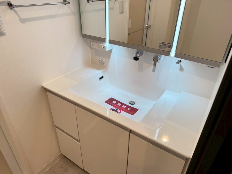 その他 清潔感を感じられる洗面化粧台。