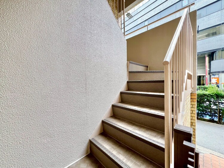 その他 共用部の階段です。明るく清潔に管理されています。