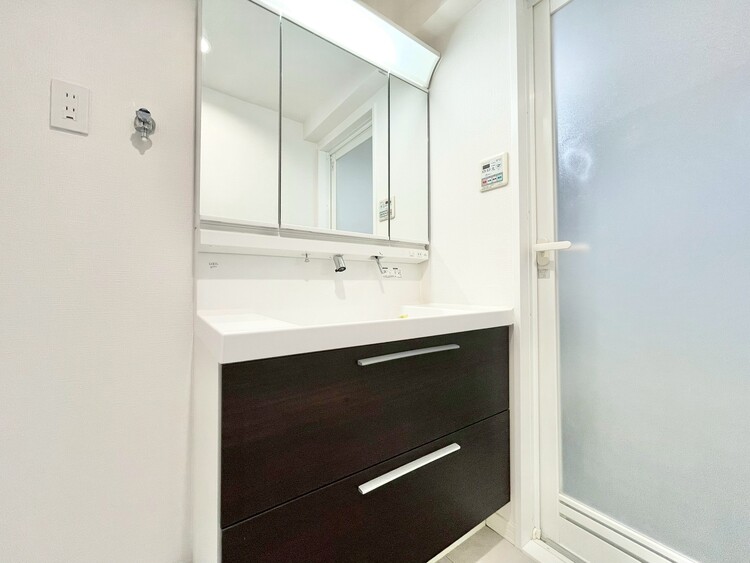 その他 清潔感を感じられる洗面化粧台。