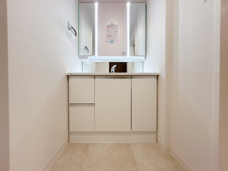 その他 清潔感を感じられる洗面化粧台。