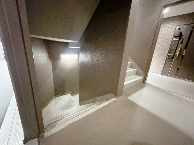 その他 共用部の階段です。明るく清潔に管理されています。