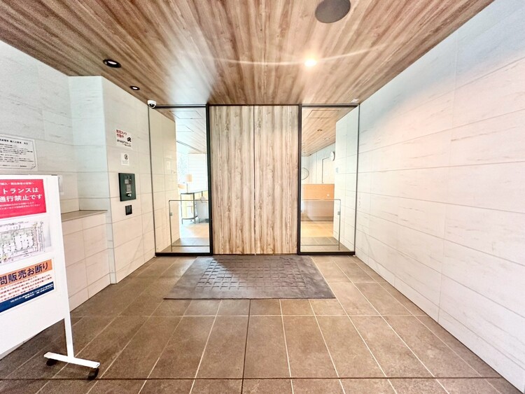 エントランス 綺麗に整備されており、行き届いた管理体制をうかがわせます。