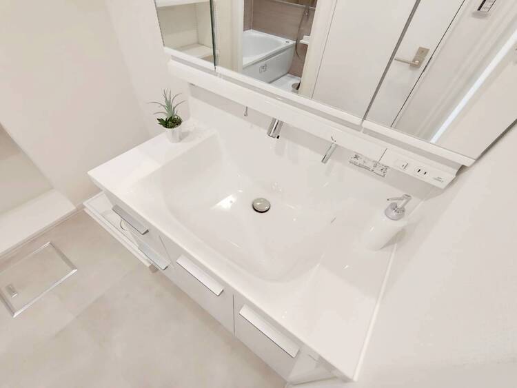 その他 清潔感を感じられる洗面化粧台。