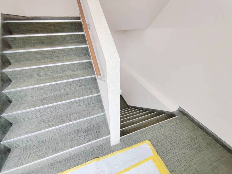 その他 共用部の階段です。明るく清潔に管理されています。