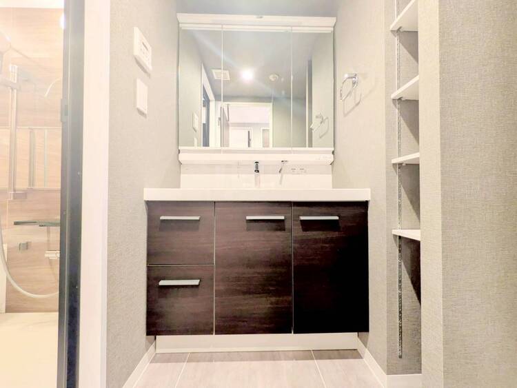 その他 清潔感を感じられる洗面化粧台。