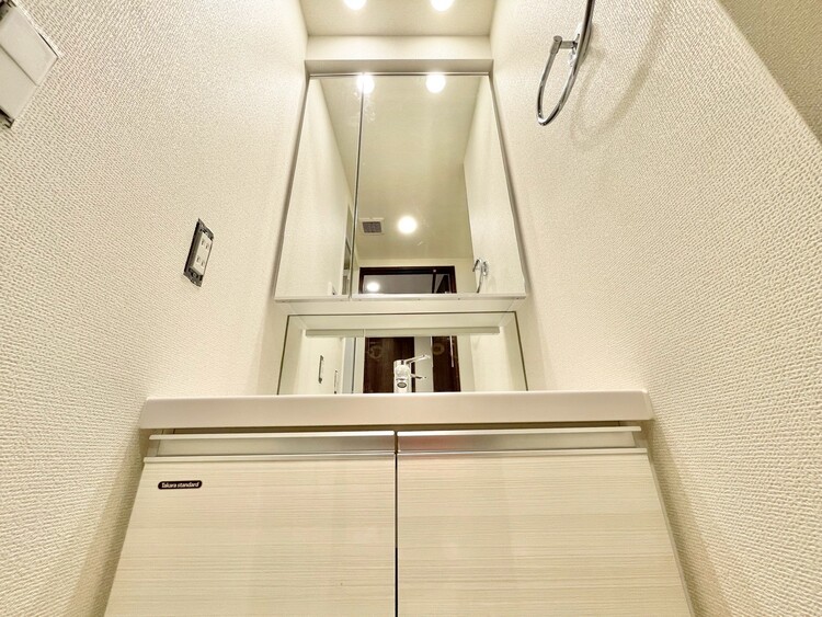 その他 清潔感を感じられる洗面化粧台。