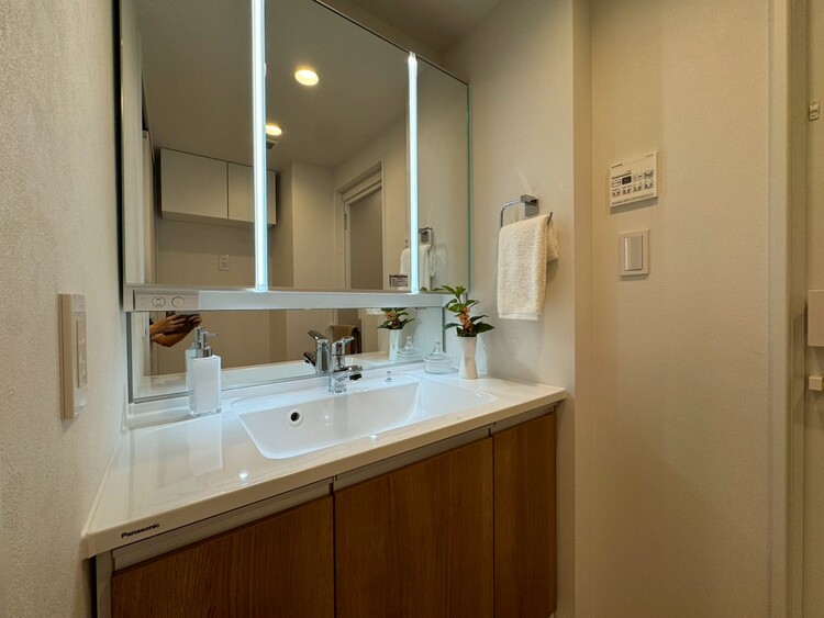 その他 清潔感を感じられる洗面化粧台。