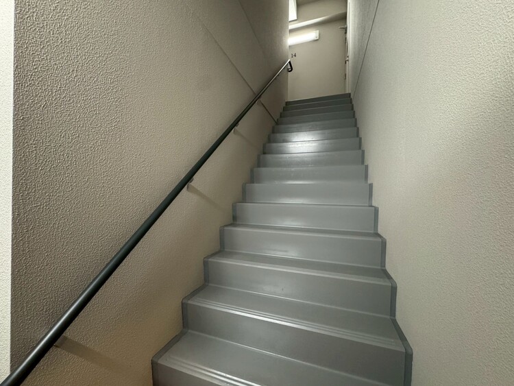 その他 共用部の階段です。明るく清潔に管理されています。