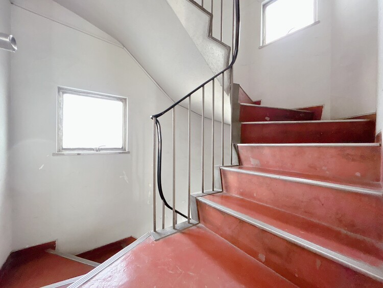 その他 共用部の階段です。明るく清潔に管理されています。