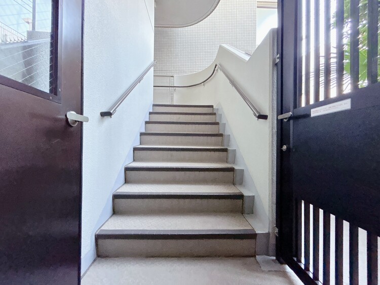 その他 共用部の階段です。明るく清潔に管理されています。