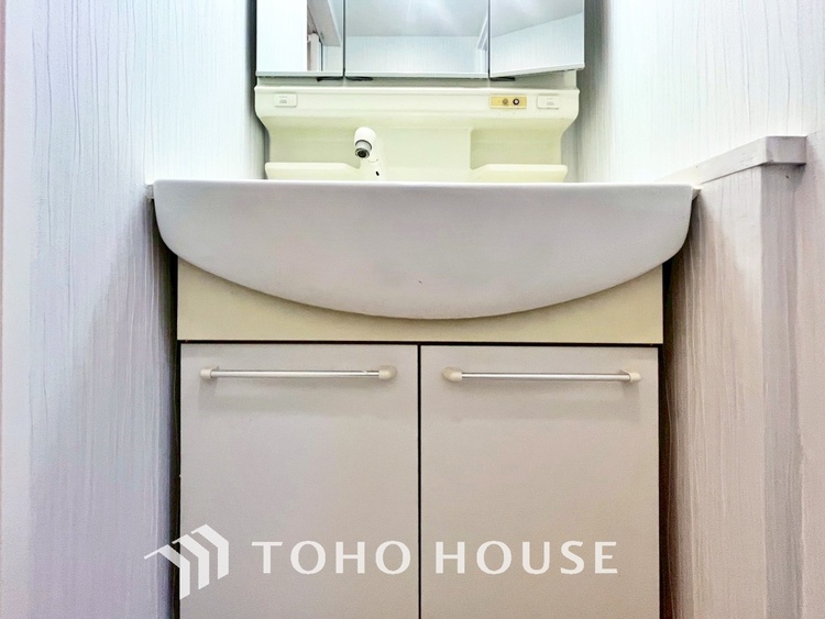 洗面 【WASHROOM】◆快適◆煌びやかな暮らしの中にも忘れたくない快適さ。大きな収納が助けてくれます。