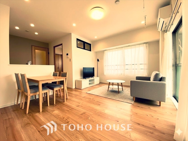 内装 【LIVING】◆煌びやか◆愛おしい家族との団欒の時間をより一層幸せなものに感じさせる。※この画像の家具の配置には、CGによる加工を施しております。