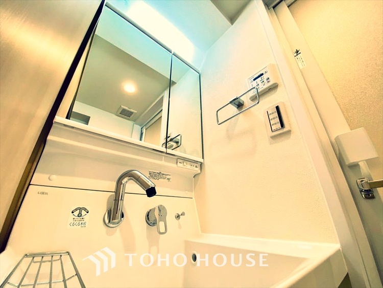 洗面 【WASHROOM】◆快適◆煌びやかな暮らしの中にも忘れたくない快適さ。大きな収納が助けてくれます。