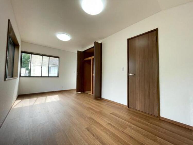 内装 ベッドを置いてもゆとりのある広さ9.5帖の主寝室です