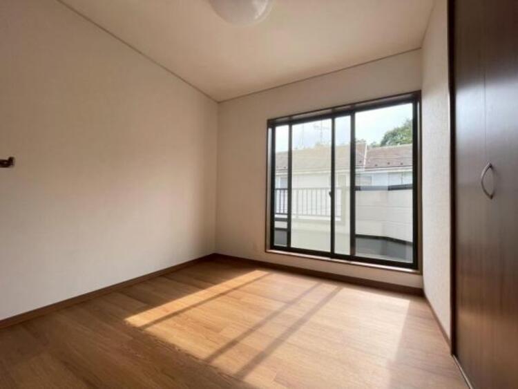 内装 子供部屋にぴったりな洋室。明るい空間で成長を見守ります