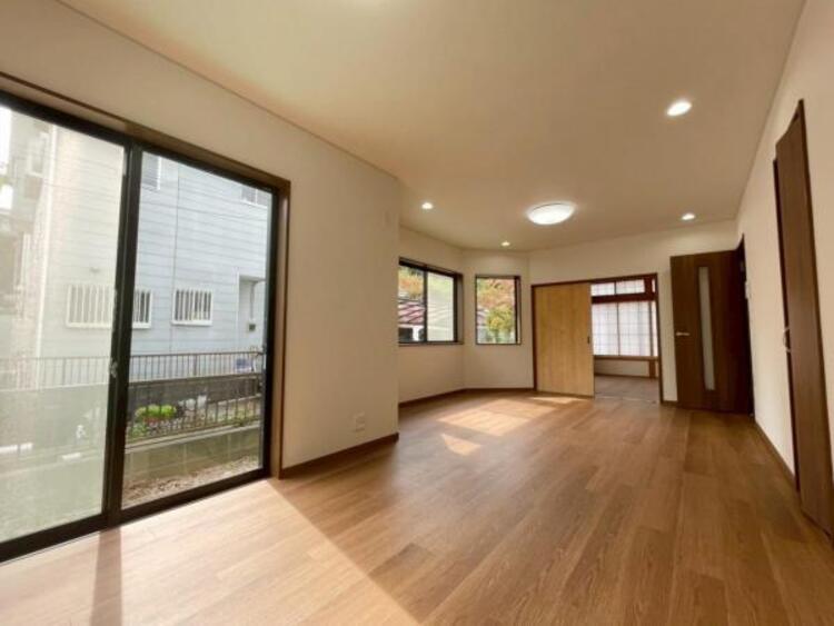 居間 たっぷりの陽光が注がれた明るいリビングは、家族団らんのひと時を包み込みます。