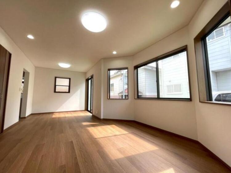 居間 一日の長い時間を過ごすリビング。陽光の注ぐ明るい空間です