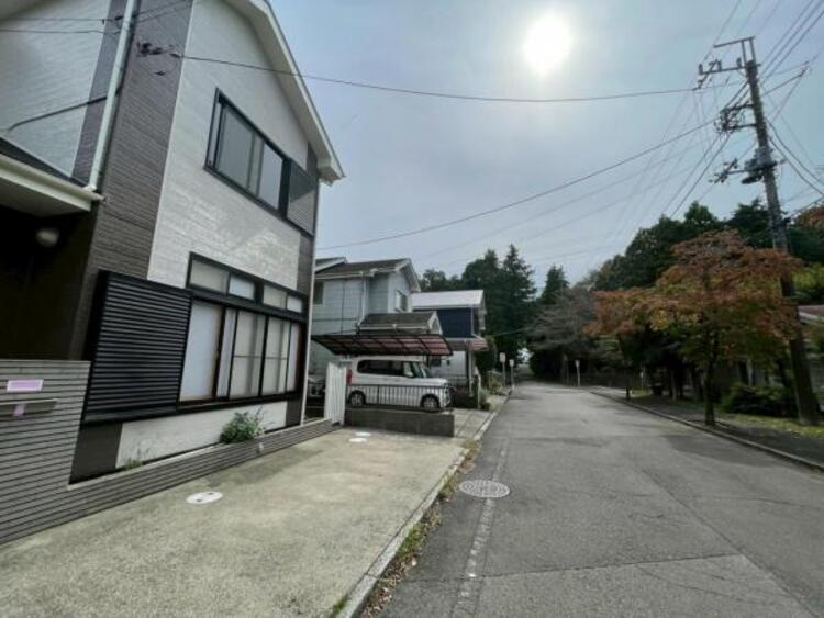 外観 前面道路は車通りが少なく、毎日のお車の出し入れも快適です