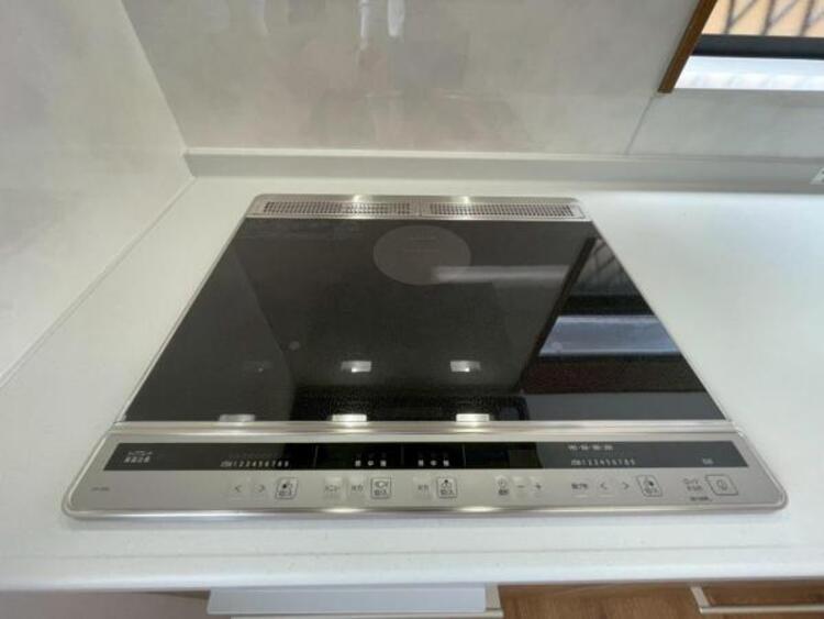 キッチン 火力の調整がワンタッチで快適なIHコンロ。溝が少なく、お手入れも快適です
