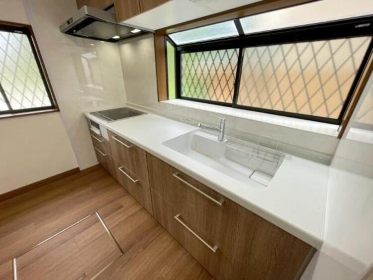 キッチン 二面採光の大きな窓で換気がしっかりと行え、開放感のあるキッチンでのお料理が可能です