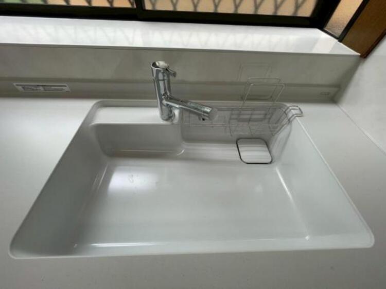 キッチン 鍋や大皿も洗える広々としたシンクです。
