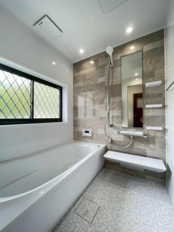 風呂 足を伸ばせる柔らかな曲線のバスタブが、日々の疲れを癒します