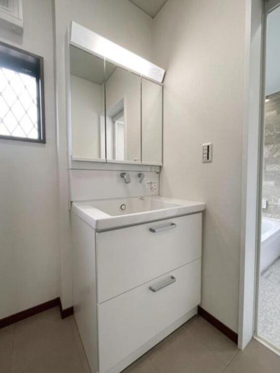 洗面 鏡面裏が収納となっており小物もすっきりと収納できる洗面台