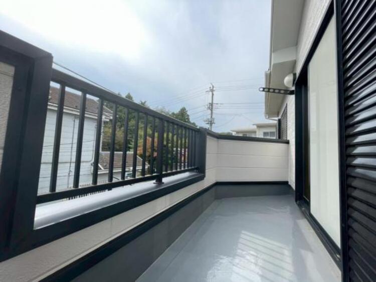 バルコニー 南向きの明るいバルコニーは陽当たり良好で洗濯物が良く乾きます