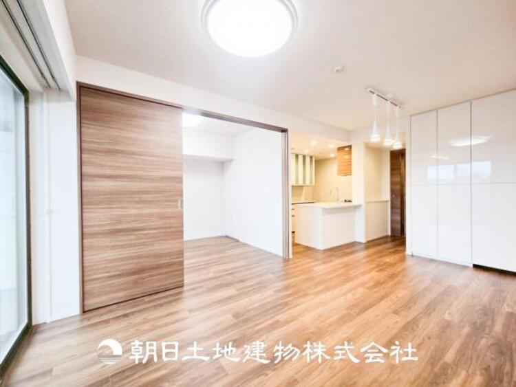 居間 【リビング】1日の中で最も長い時間を過ごすことになるリビングだからこそ、いつも笑顔があふれる空間であるように。広々とした空間から幸せな未来を。1日の中で最も長い時間を過ごすリビングは、笑顔があふれる空間です。広々とした空間から幸せな未来を。