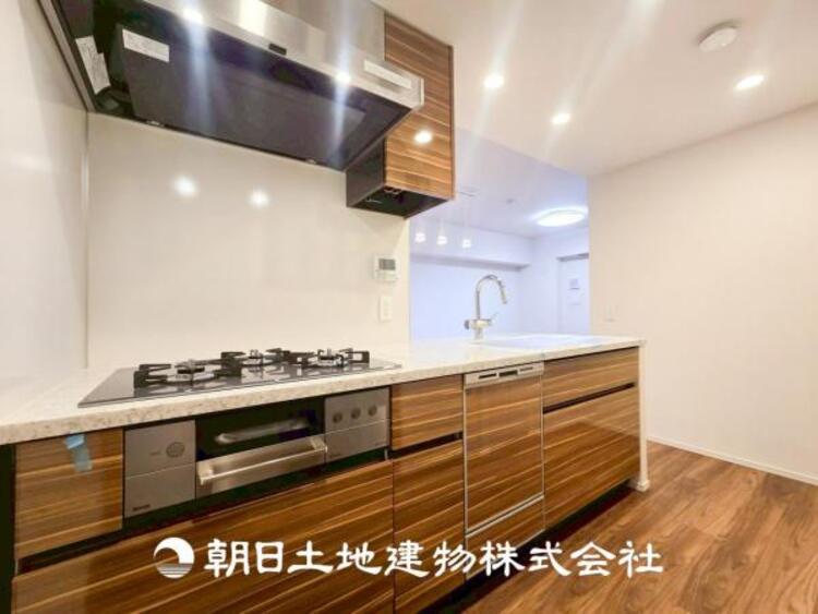 キッチン 【キッチン】仲良しなご夫婦、お子様、みんなでお料理ができる程の贅沢なスペースを実現したキッチンとなっております。みんなで作った料理を召し上がりながらの会話は盛り上がること間違いなしです。